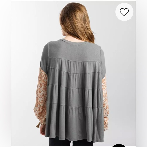 Gimmicks BKE Oversized High Low Tiered Raw Edge Top Sage Green Boho Size M - Picture 5 of 12